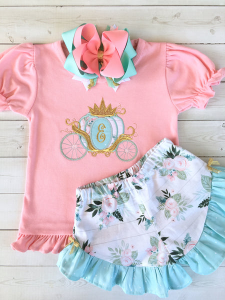 Gorgeous princess outfit for girls, toddlers and babies. Princess carriage topped with glitter crown customized with first initial. Floral ruffled shorts are perfection!